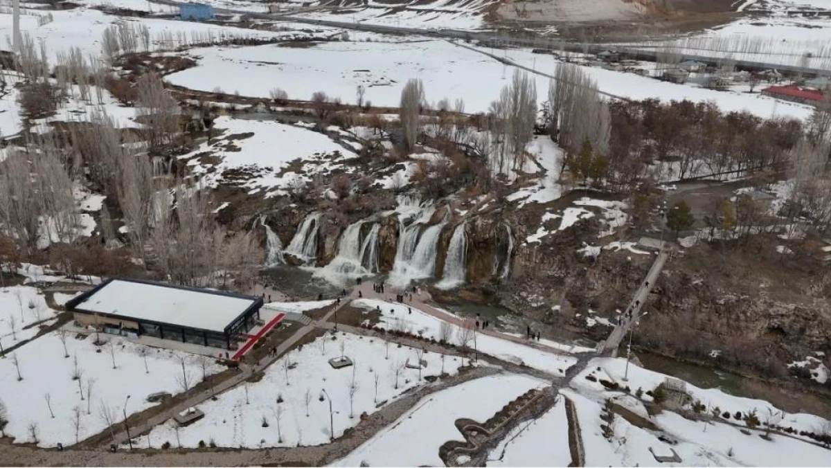 Muradiye Şelalesi her mevsim ayrı bir g&uuml;zel