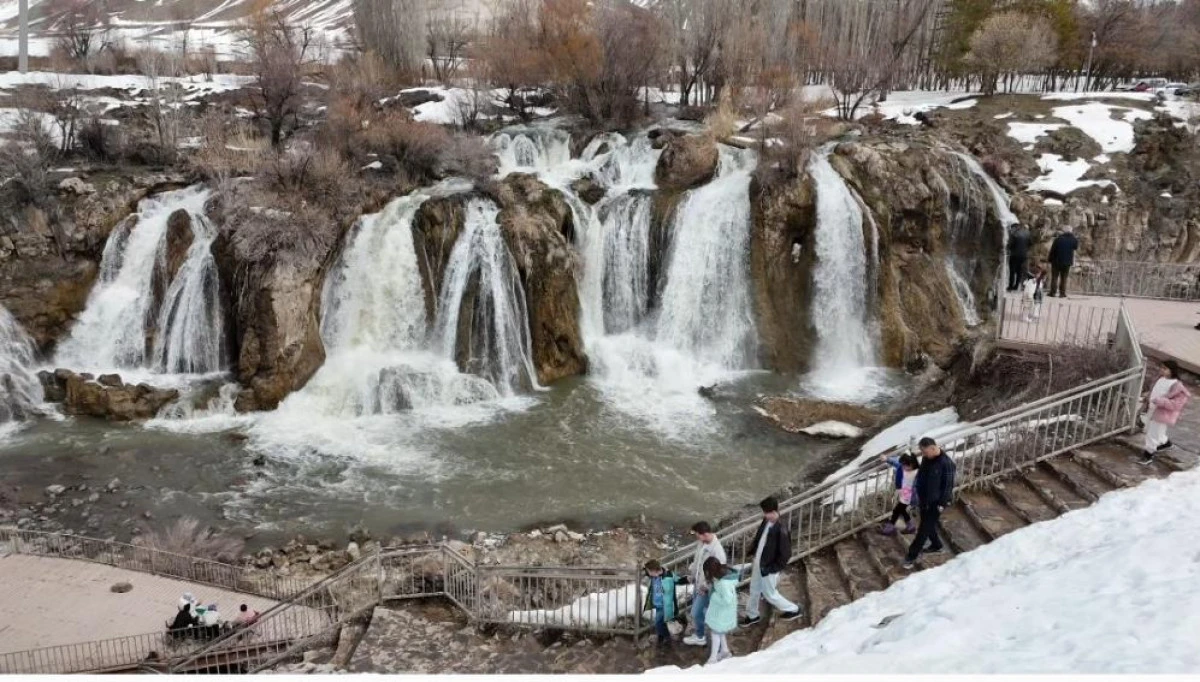  Muradiye Şelalesi mevsimlerin &ouml;tesinde bir g&uuml;zellik