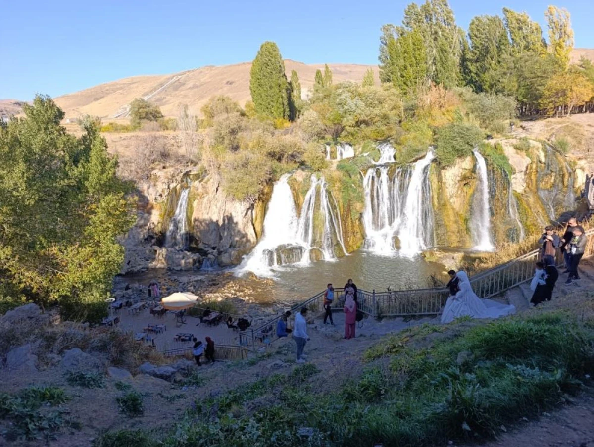 Muradiye Şelalesi'ne turist akını