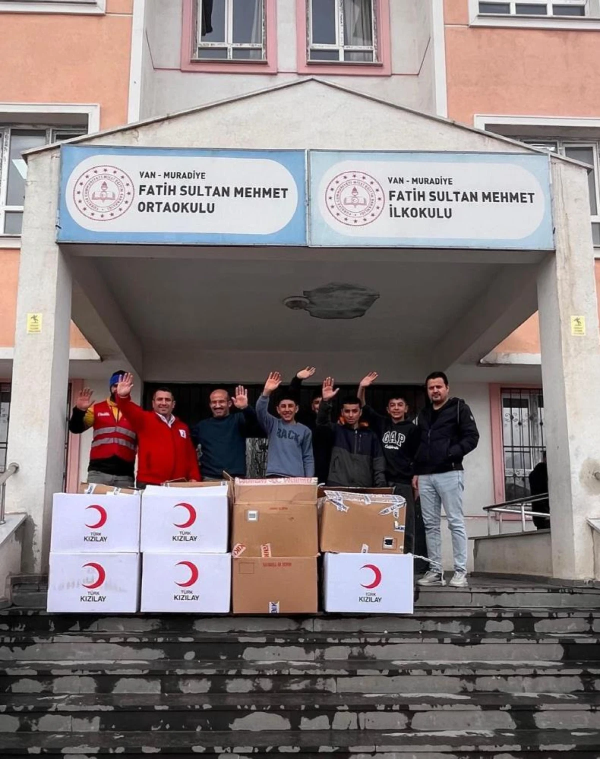 Muradiye&rsquo;de 16 bin &ouml;ğrenciye giyim desteği