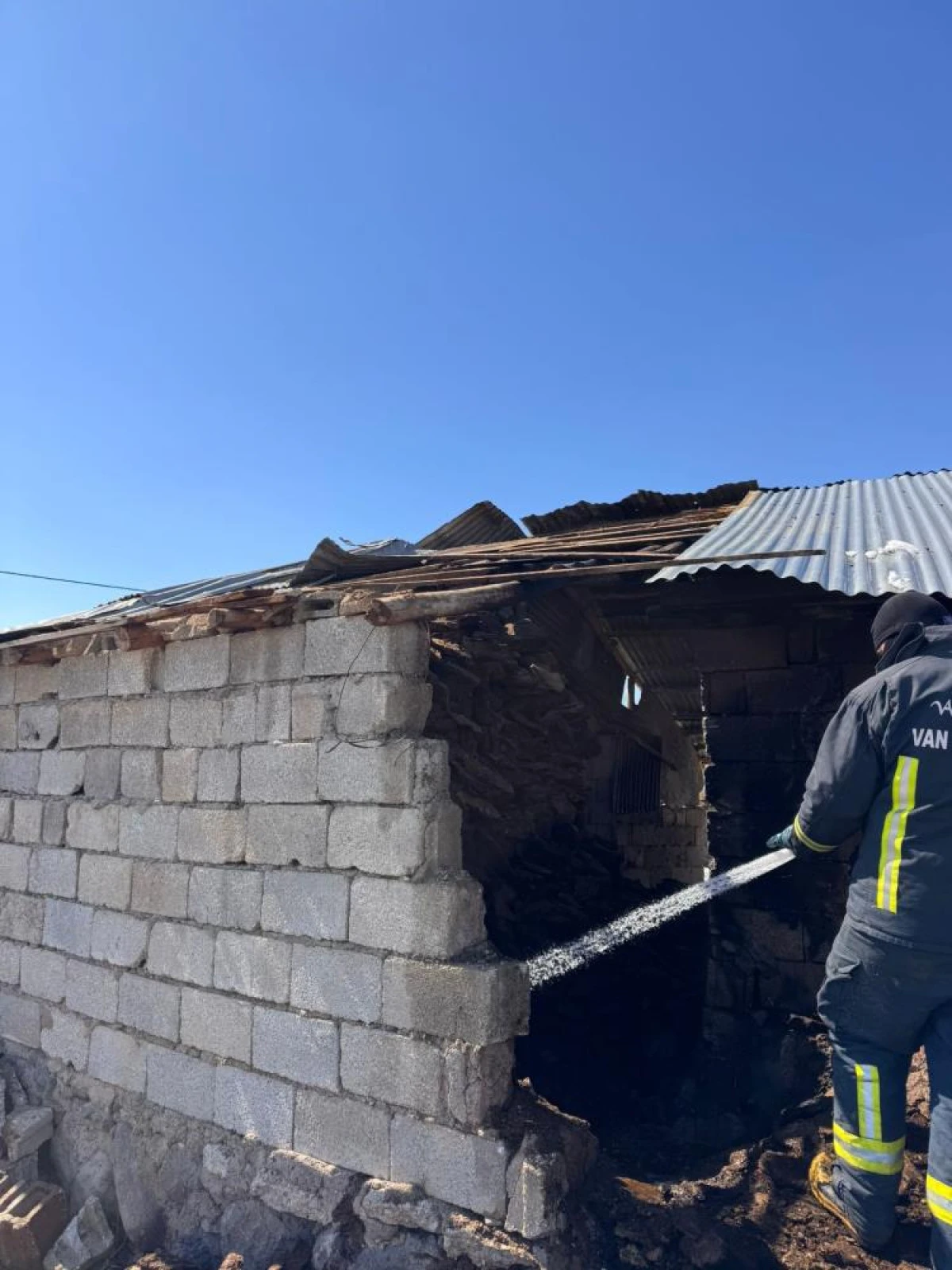  Muradiye'de ahır yangını