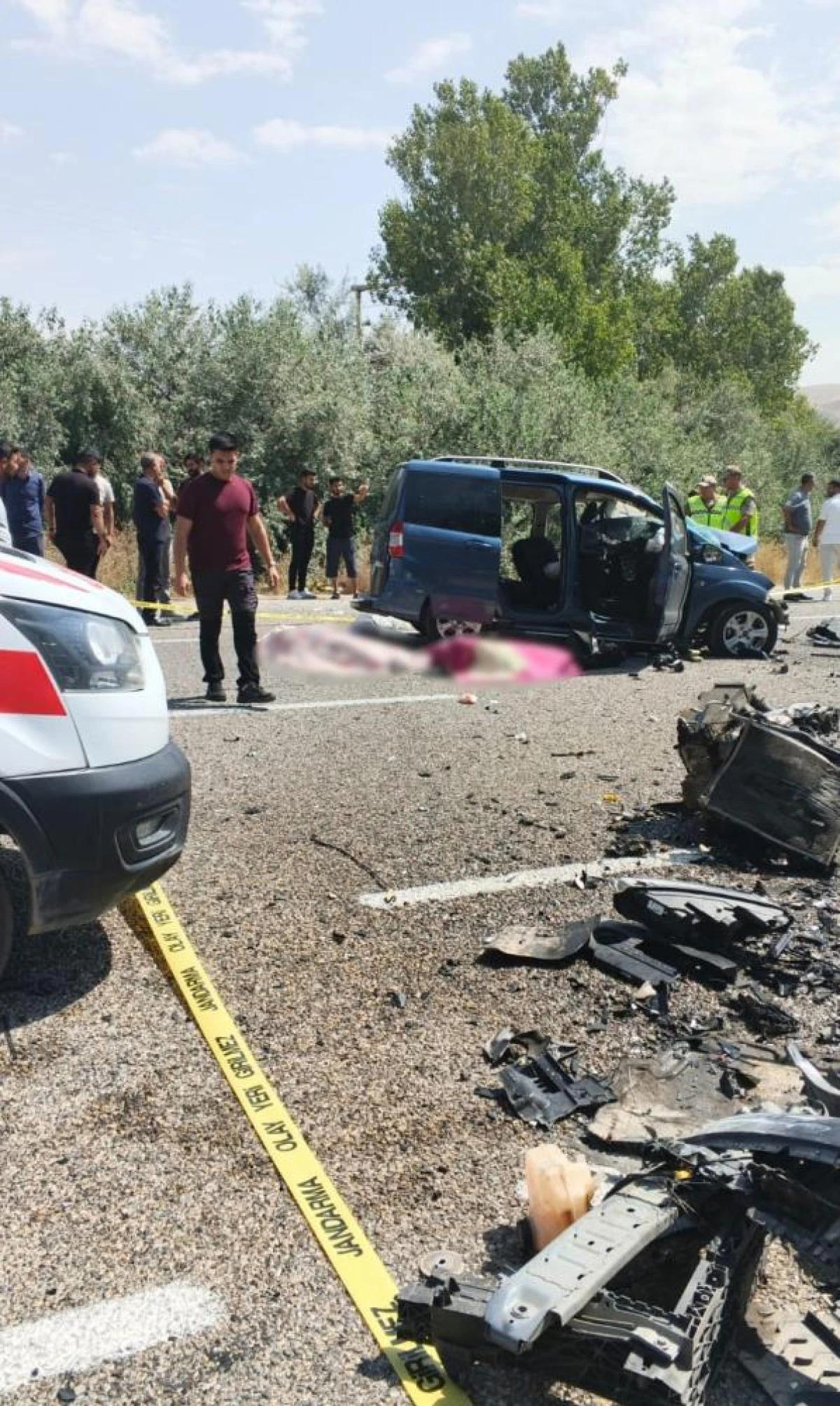 Muradiye&rsquo;de ara&ccedil;lar kafa kafaya &ccedil;arpıştı: 2 &ouml;l&uuml;, 9 yaralı