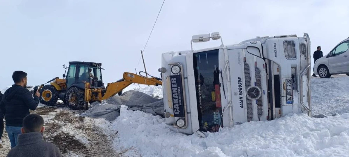  Muradiye&rsquo;de gizli buzlanmadan dolayı tır devrildi