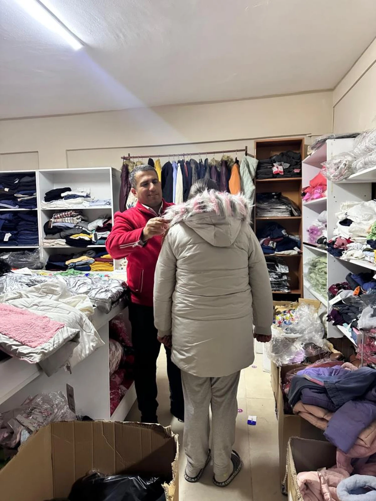 Muradiye'de Kızılay'dan kışlık giyim desteği