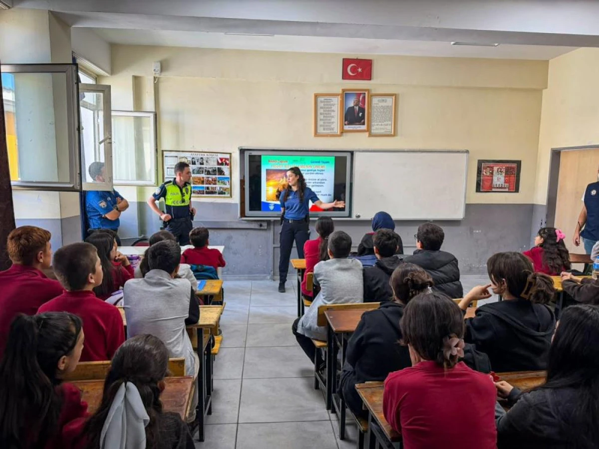 Muradiye&rsquo;de &ouml;ğrencilere polislik, trafik ve g&uuml;venli internet eğitimi
