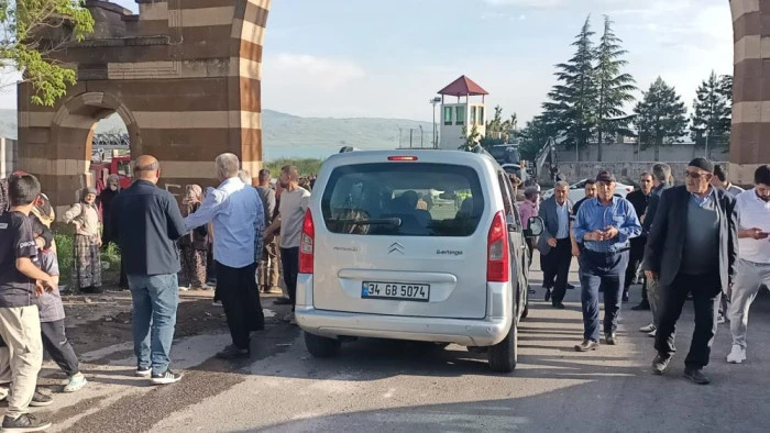  Muradiye'de otomobil ile minib&uuml;s &ccedil;arpıştı: 5 yaralı