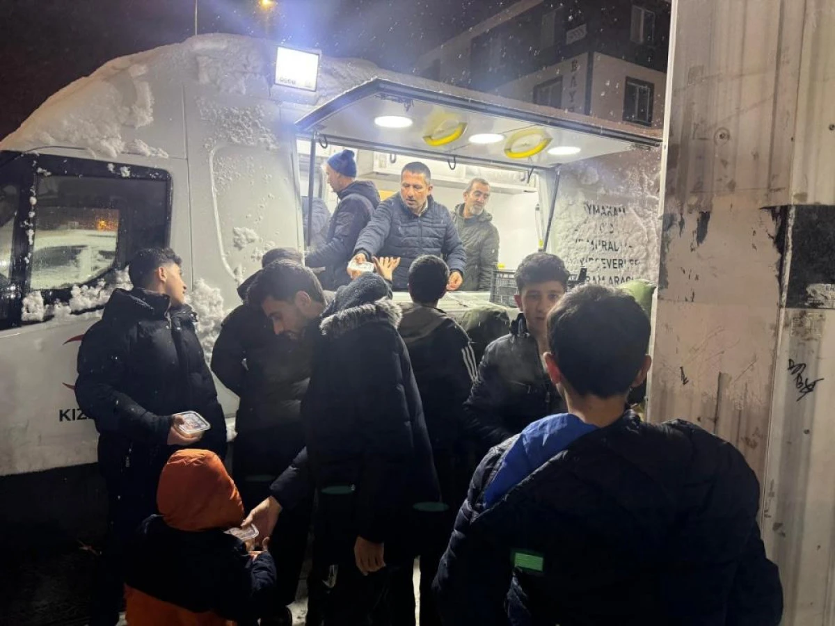 Muradiye&rsquo;de teravih sonrası lokma ikramı