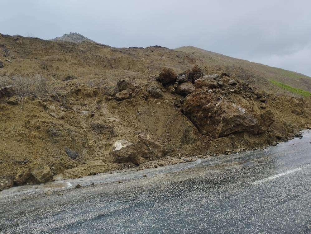 Muş-Varto karayolunda heyelan