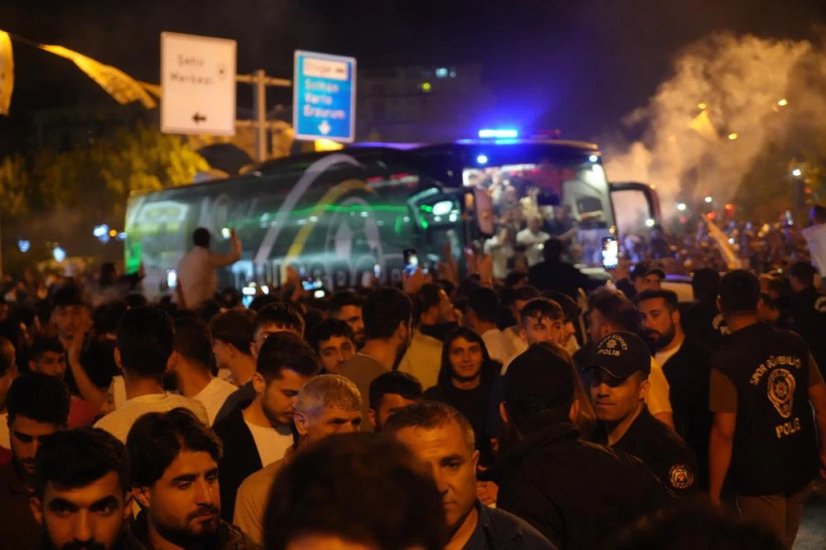 Muşspor'un şampiyonluk kupası coşkuyla karşılandı