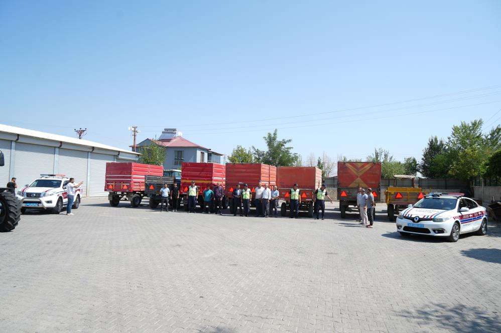 Muş’ta 400 traktör römorkuna reflektör takıldı