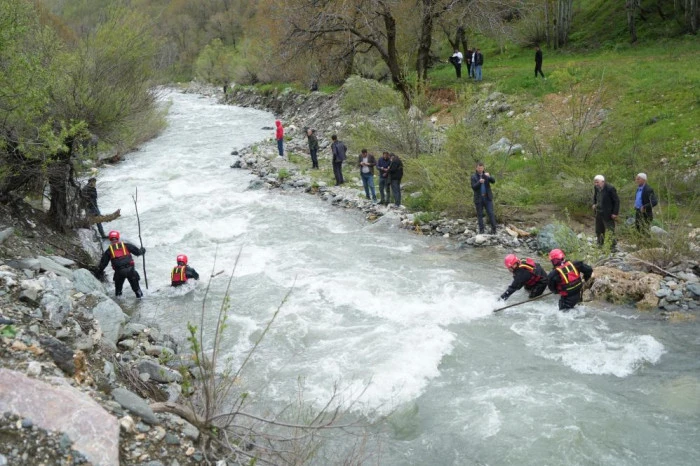 Muş'ta akıntıya kapılan kadını arama &ccedil;alışmaları s&uuml;r&uuml;yor