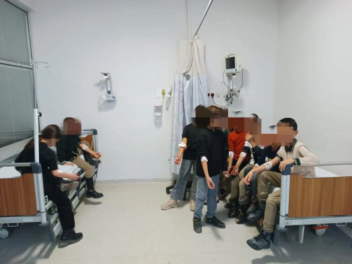 Okulda rahatsızlanan 23 &ouml;ğrenci hastaneye kaldırıldı