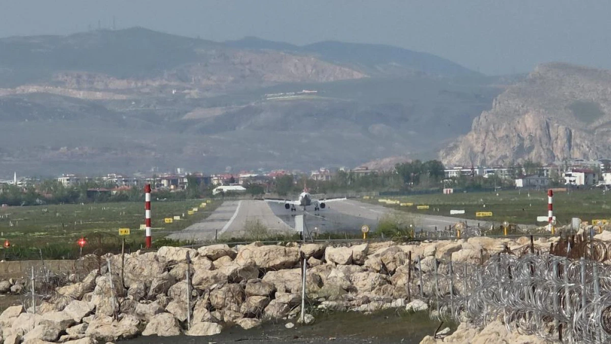 Olumsuz hava şartları nedeniyle Erzurum&rsquo;a y&ouml;nlendirilen u&ccedil;ak, r&ouml;tarlı olarak Van&rsquo;a indi