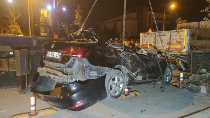 Otomobil park halindeki briket yüklü tıra çarptı: 2 ölü
