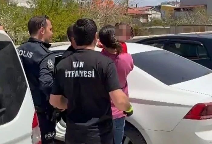 Otomobilde mahsur kalan &ccedil;ocuk aracın camı kırılarak kurtarıldı