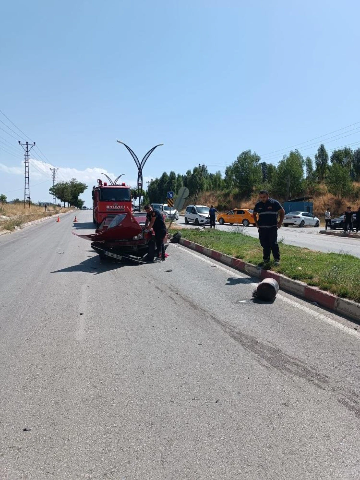 Otomobille kamyonet çarpıştı: 4 yaralı