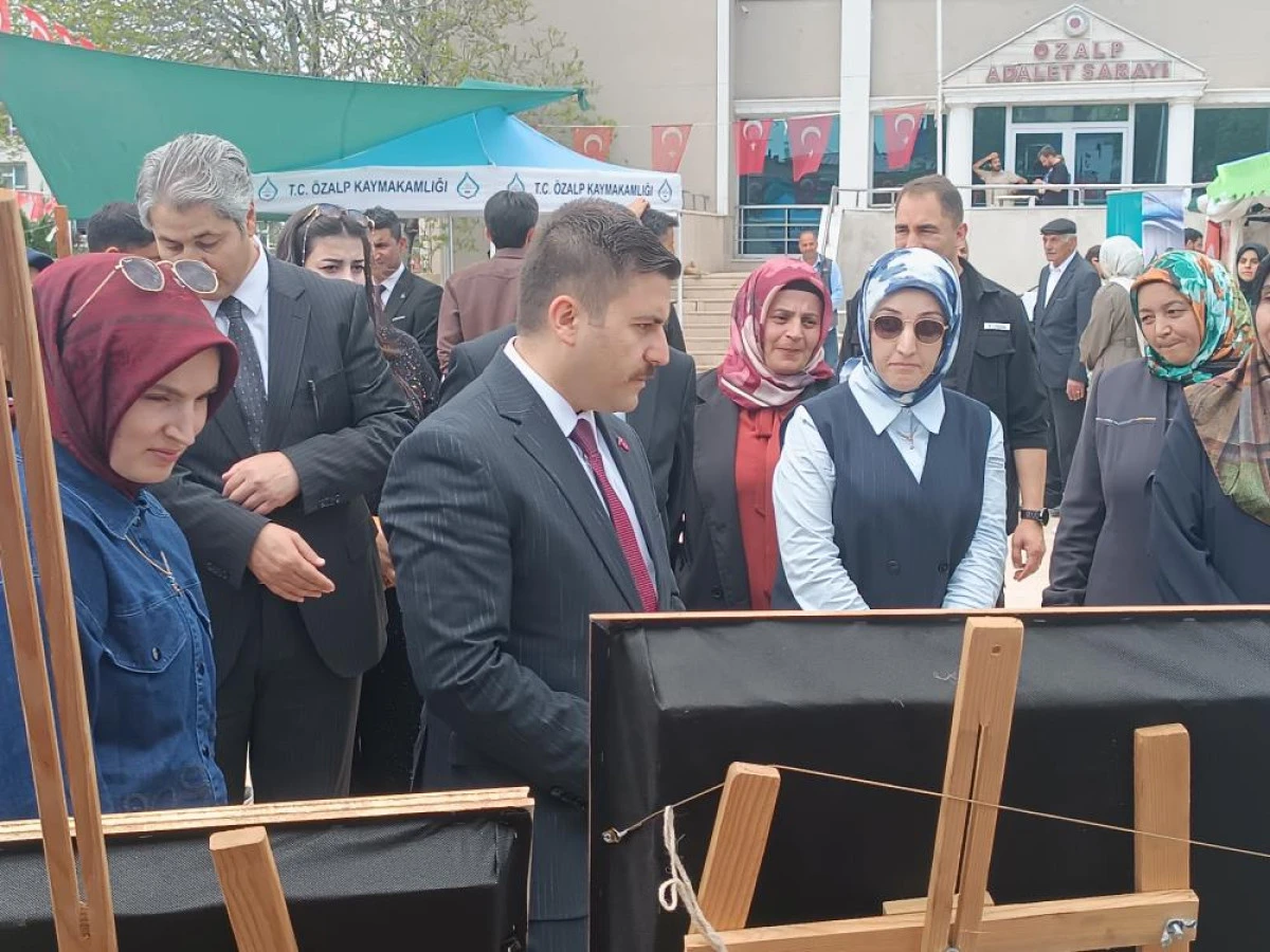 &Ouml;zalp Halk Eğitim Merkezi M&uuml;d&uuml;rl&uuml;ğ&uuml;n&uuml;n yılsonu sergisi yoğun ilgi g&ouml;rd&uuml;