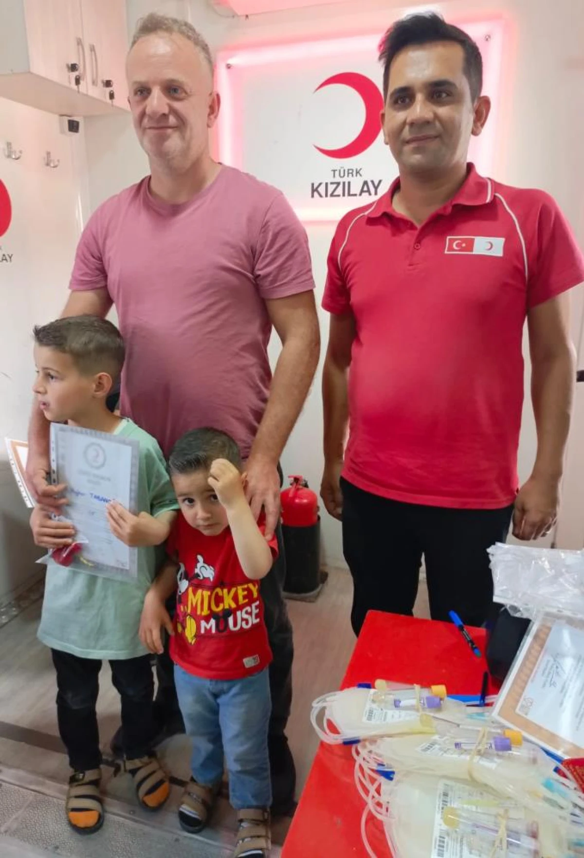 Özalp'ta çok kan bağışı yapanlara madalya verildi