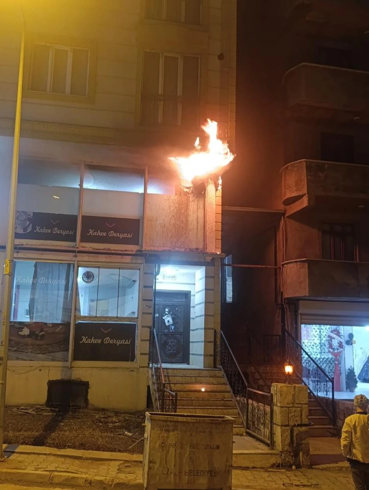 &Ouml;zalp'ta iş yeri yangını