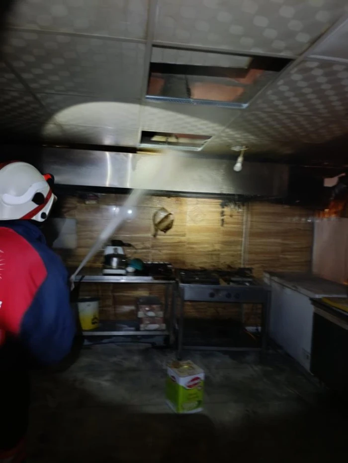 &Ouml;zalp'ta iş yeri yangını