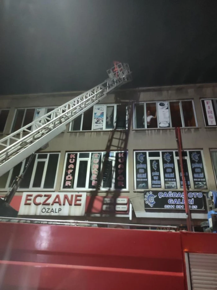 Özalp'ta pasajda yangını