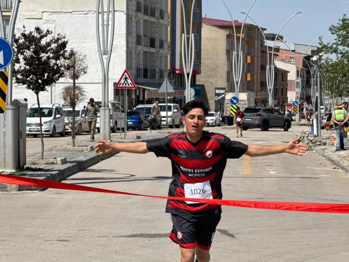 Özalp'te 15 Temmuz Gençlik Koşusu yapıldı