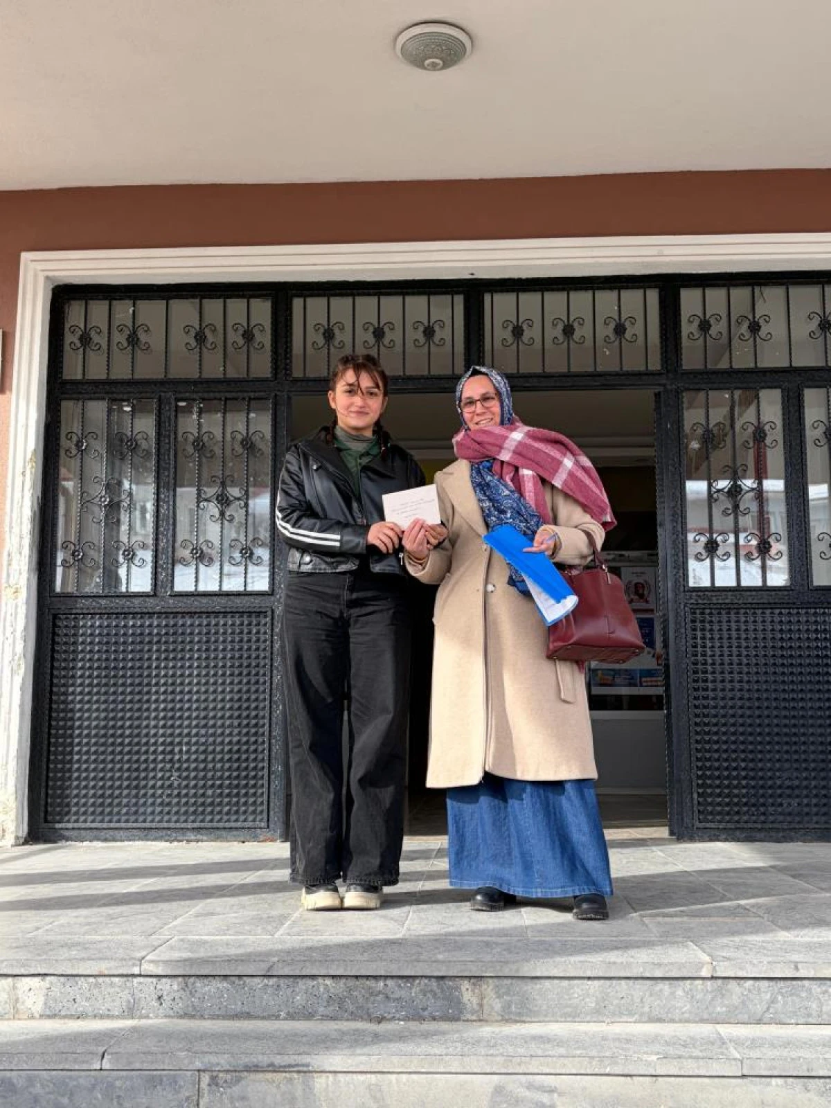 &Ouml;zalp&rsquo;te kitap okuma sınavında dereceye girenlere &ouml;d&uuml;lleri verildi