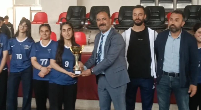 &Ouml;zalp&rsquo;te Liseler Arası Voleybol Turnuvası d&uuml;zenlendi