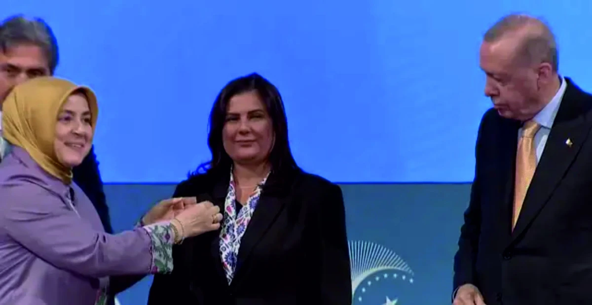 Özlem Çerçioğlu, AK Parti rozetini taktı