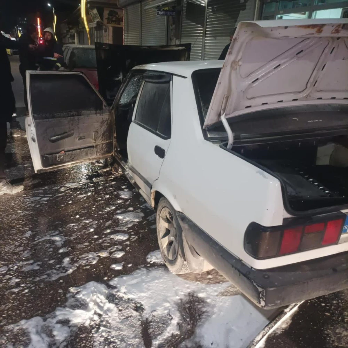 Park halindeki otomobil alev alev yandı