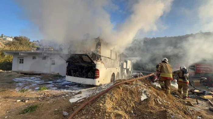 Park halindeki yolcu otob&uuml;s&uuml; alevlere teslim oldu