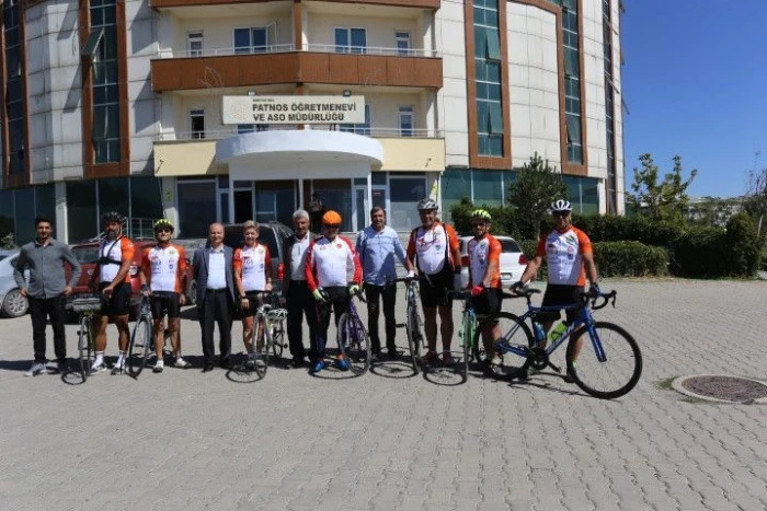 Patnos'a gelen Türk ve ABD'li bisikletliler'den eğitime destek