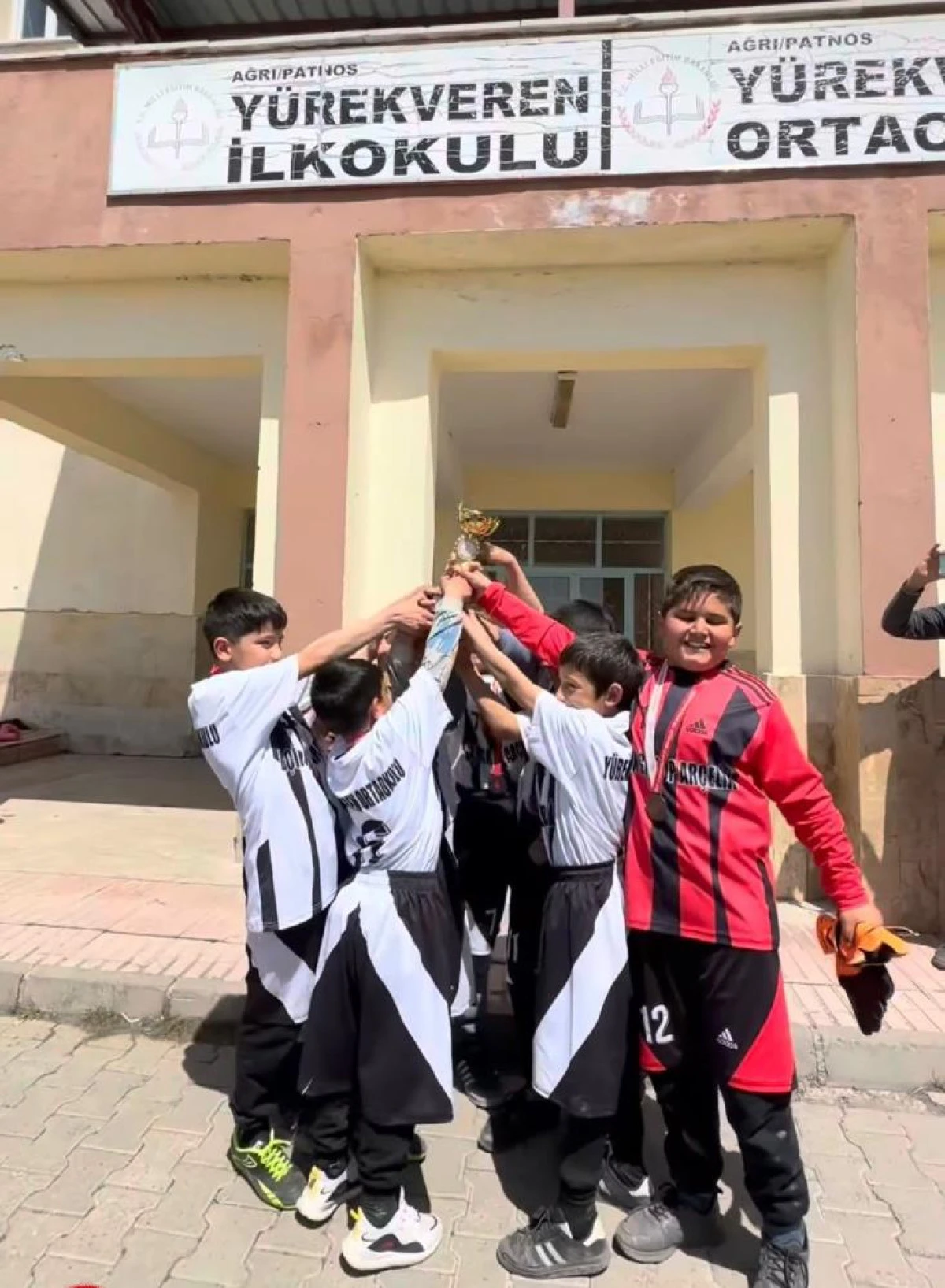 Patnos'ta minik şampiyonlara coşkulu karşılama