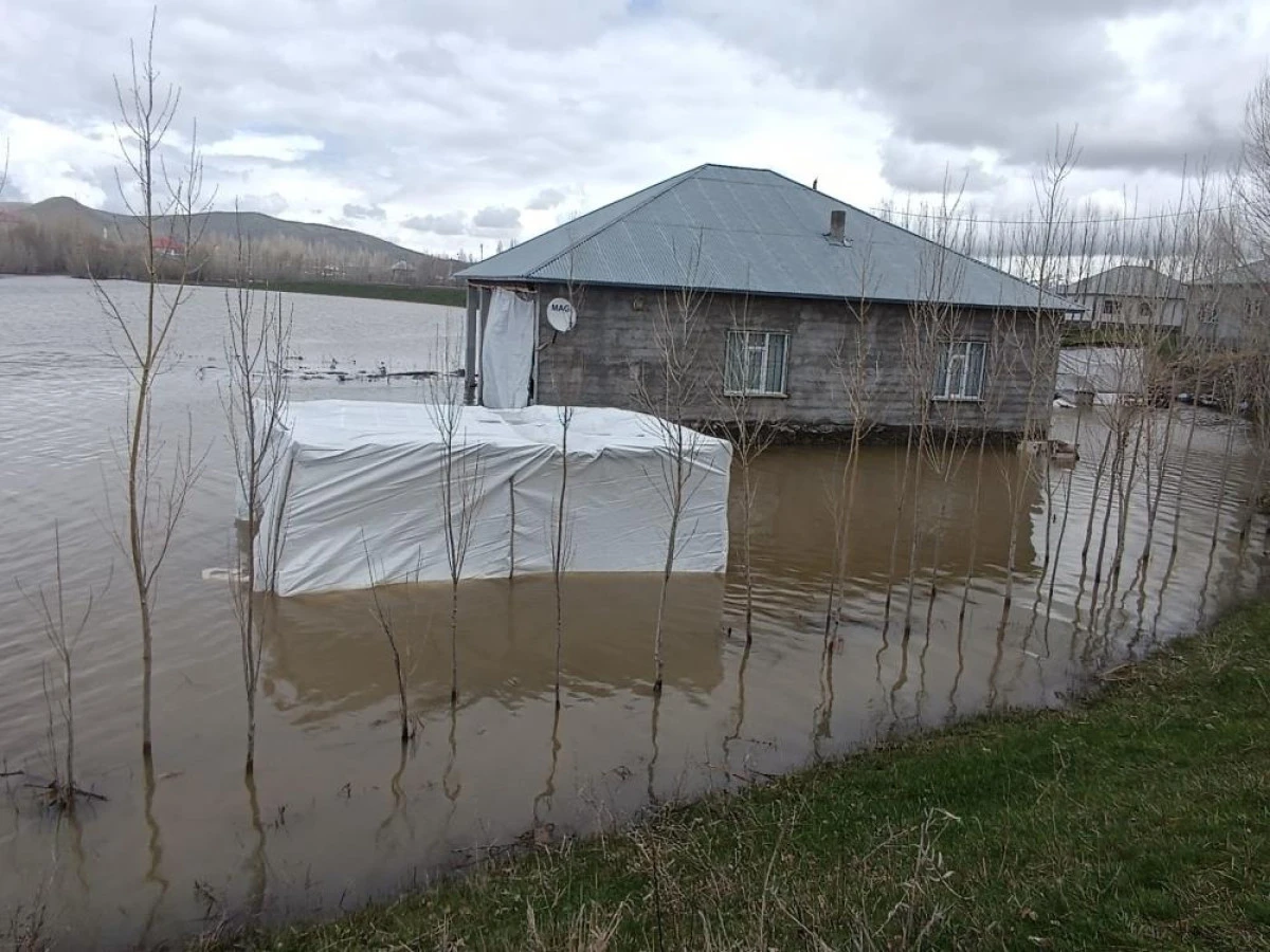 Patnos'ta sağanak taşkına neden oldu: Evleri su bastı