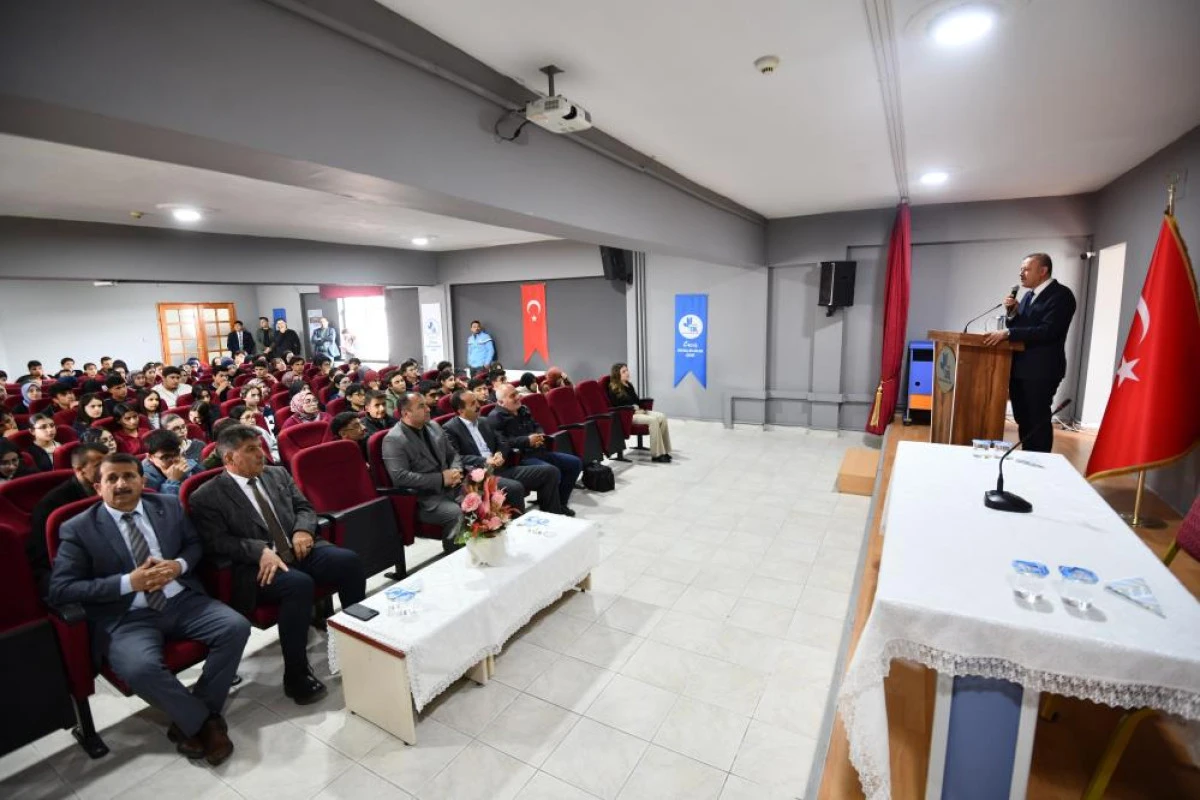  Rekt&ouml;r Elmastaş&rsquo;tan Ercişli &ouml;ğrencilerle kariyer planlaması s&ouml;yleşisi