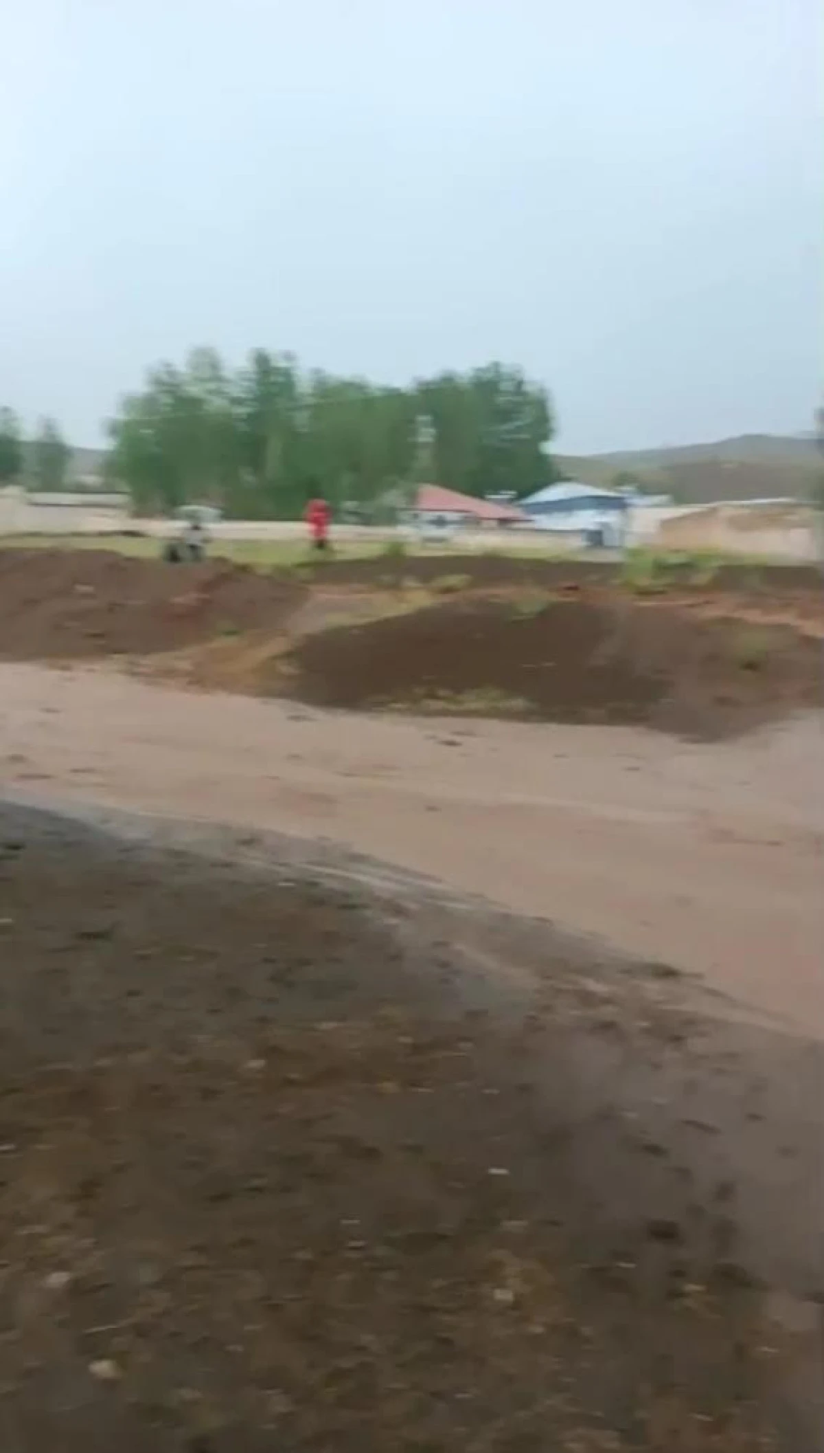 Saray il&ccedil;esinde sağanak yağış sele neden oldu