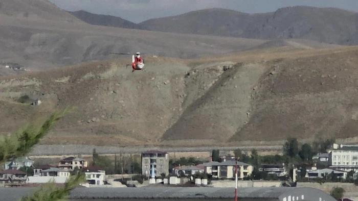 Sarılık hastası bebek ambulans helikopter ile Van'a getirildi
