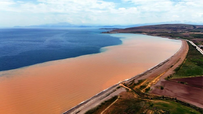 Sel suları Van G&ouml;l&uuml;'n&uuml; kahverengiye boyadı