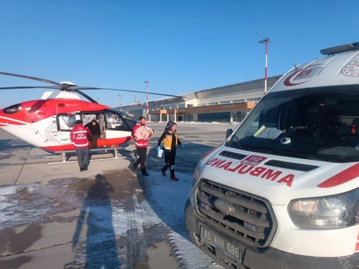 Şemdinli&rsquo;de sıcak su yanığı olan bebek helikopter ambulansla Van&rsquo;a sevk edildi