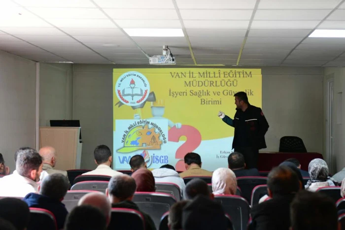 Servis şoförleri ve rehber personellere iş sağlığı ve güvenliği eğitimi verildi