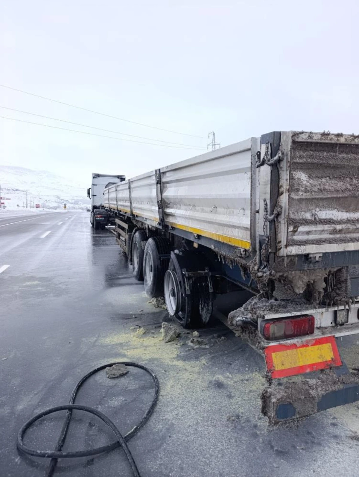 Seyir halindeki tırın lastikleri yandı