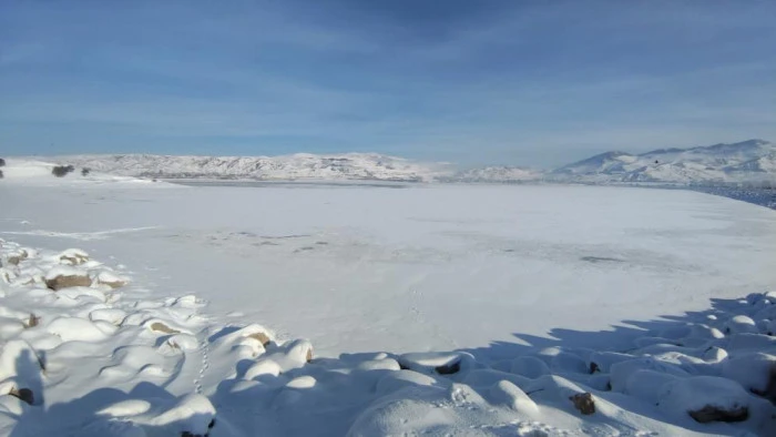 Sibirya soğuklarının hakim olduğu Van'da Sıhke G&ouml;leti'nin y&uuml;zeyi dondu