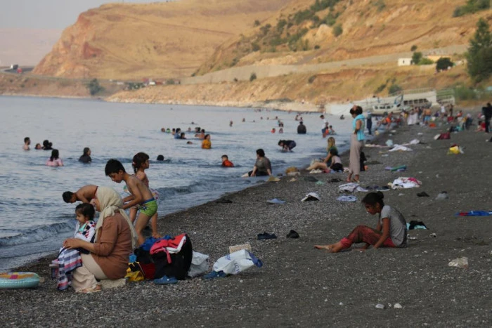 Sıcaktan bunalanlar Van Gölü'nde yüzerek serinliyor