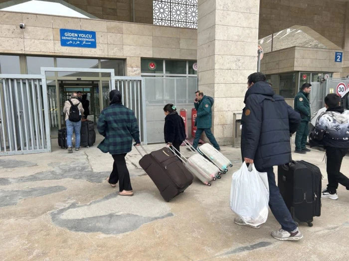 Sınır kapılarında sevkiyatlar koordineli, yolcu ge&ccedil;işleri kontroll&uuml; s&uuml;rd&uuml;r&uuml;l&uuml;yor