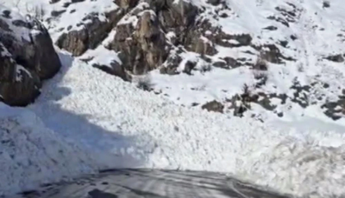 Şırnak-Hakkari kara yolu &ccedil;ığ nedeniyle ulaşıma kapandı