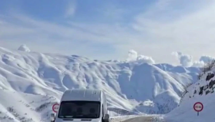 Şırnak-Hakkari kara yolu &ccedil;ığ nedeniyle ulaşıma kapandı