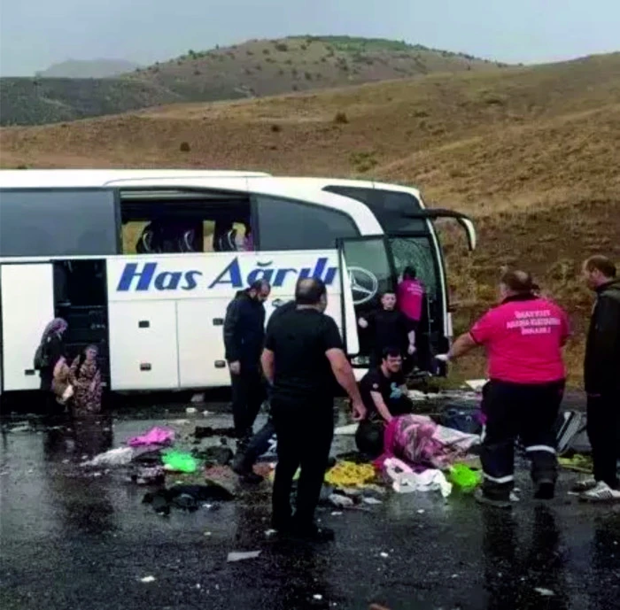 Sivas'ta yolcu otobüsü devrildi