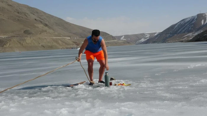 Soğuk suya sıcak dokunuş: Maceracı &ouml;ğretmen buzu kırıp girdiği suda &ccedil;ayını yudumladı