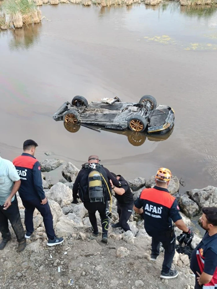 Sulak alana uçan otomobilden çıkarılan 3 kişi hastaneye kaldırıldı