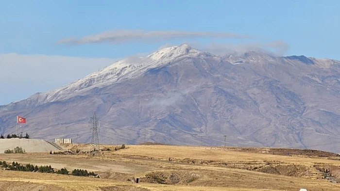 Süphan Dağı'na mevsimin ilk karı düştü